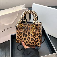 ヒョウ柄ダイアナ妃バッグ女性用 2025 新しいスタイル今年人気の西洋スタイルハンドバッグ女性インターネット有名人超人気ショルダークロスボディバッグ女性用