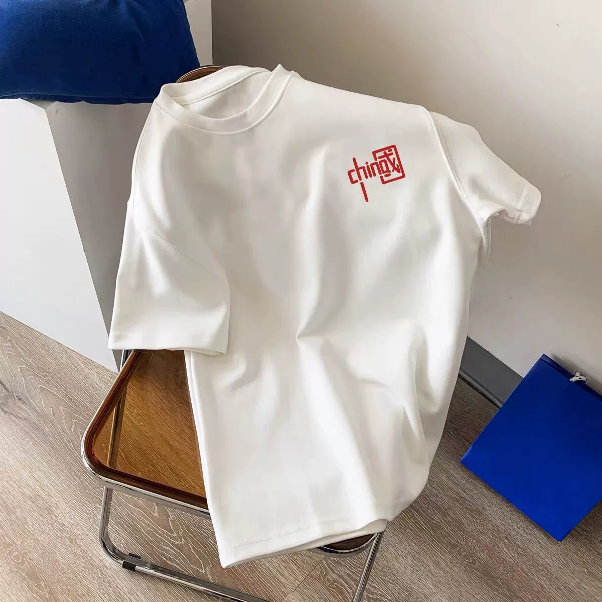 Футболка Silk trend — ретро пары, круглый ворот, повседневная, разные принты и размеры