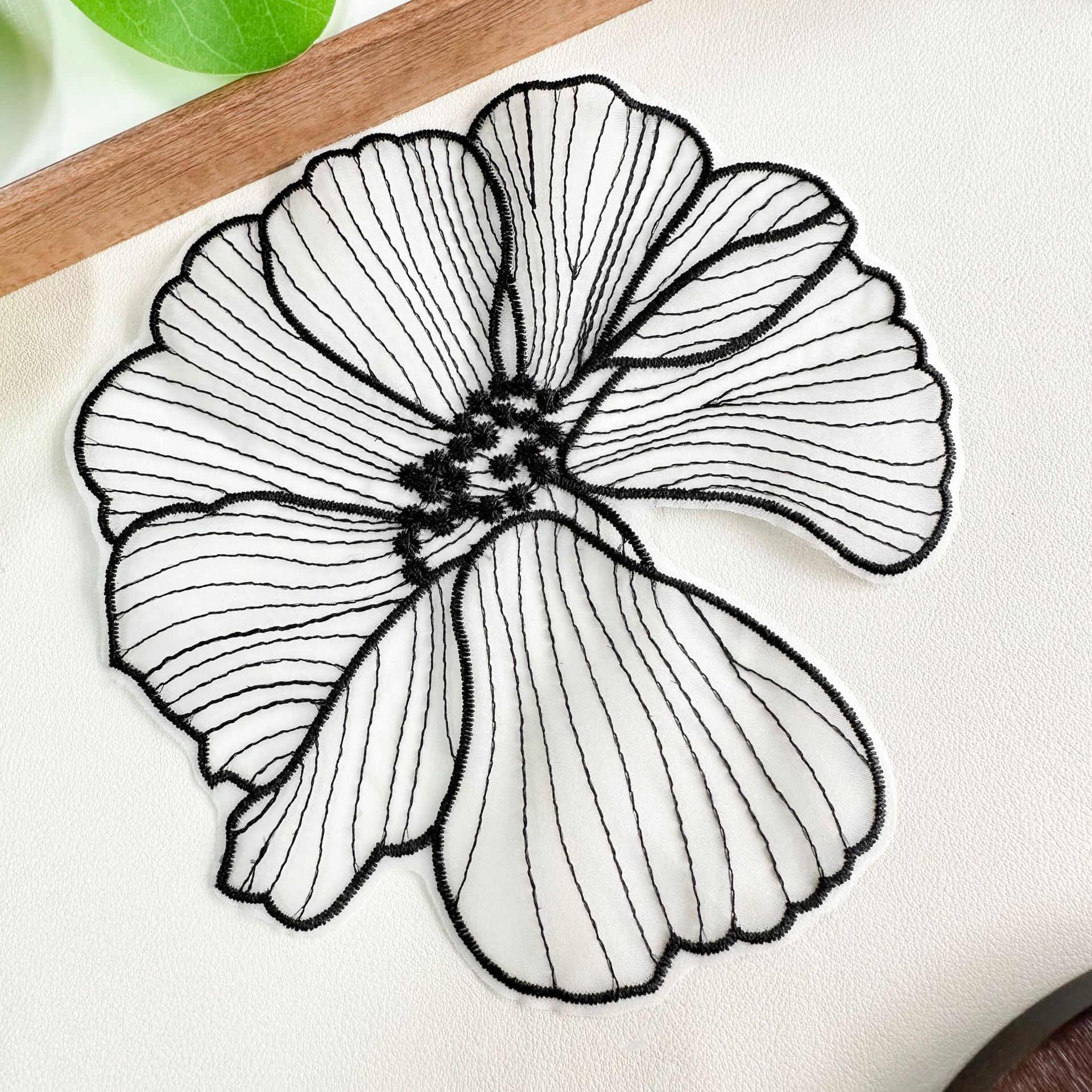 Línea blanca y negra bordada de loto pegatinas de tela Kogan hilo fondo romántico decoración de ropa Zhang Zi punto cosido DIY pegatinas