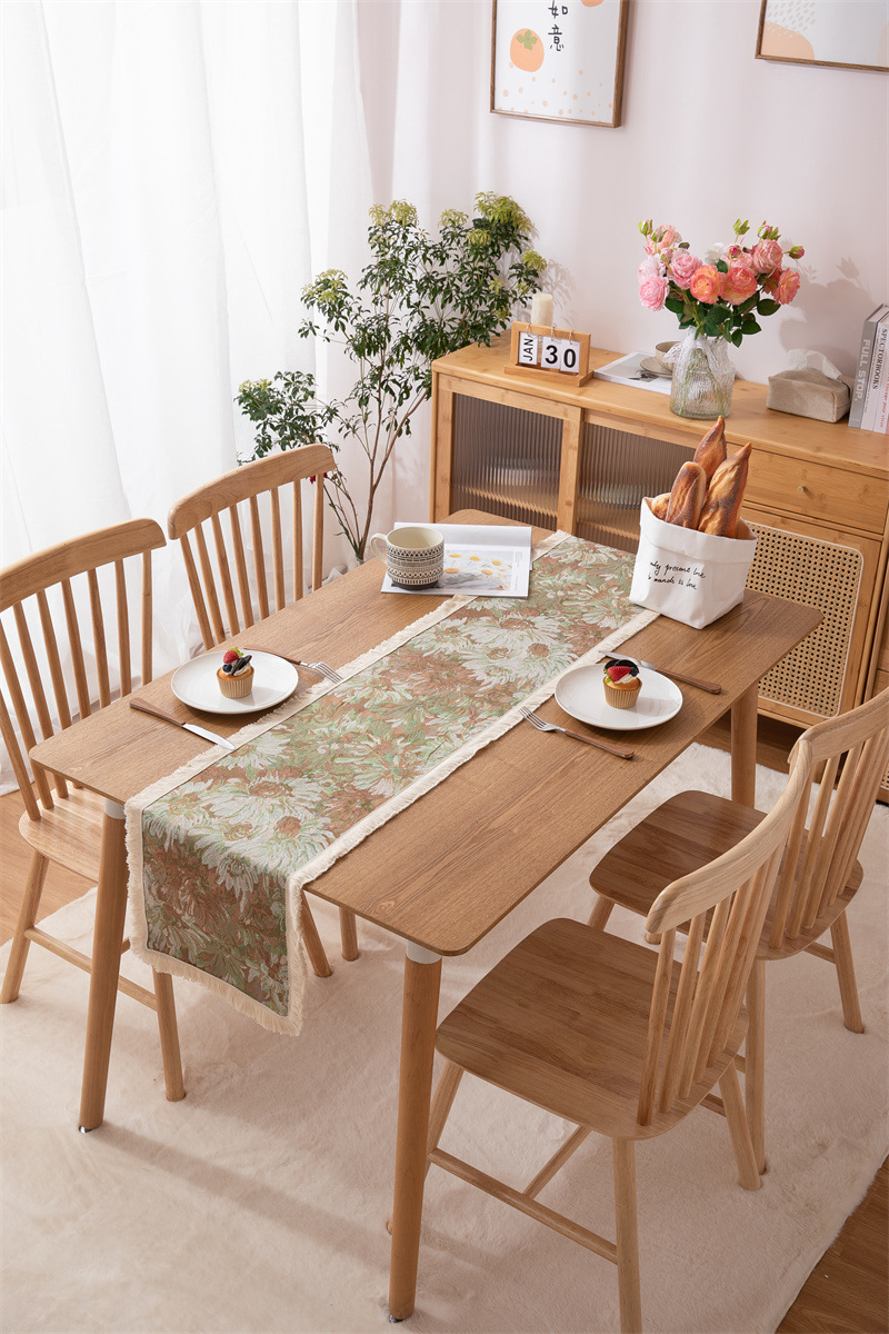 Chemin de table jacquard avec motif marguerites et pompons déco_voghion.com