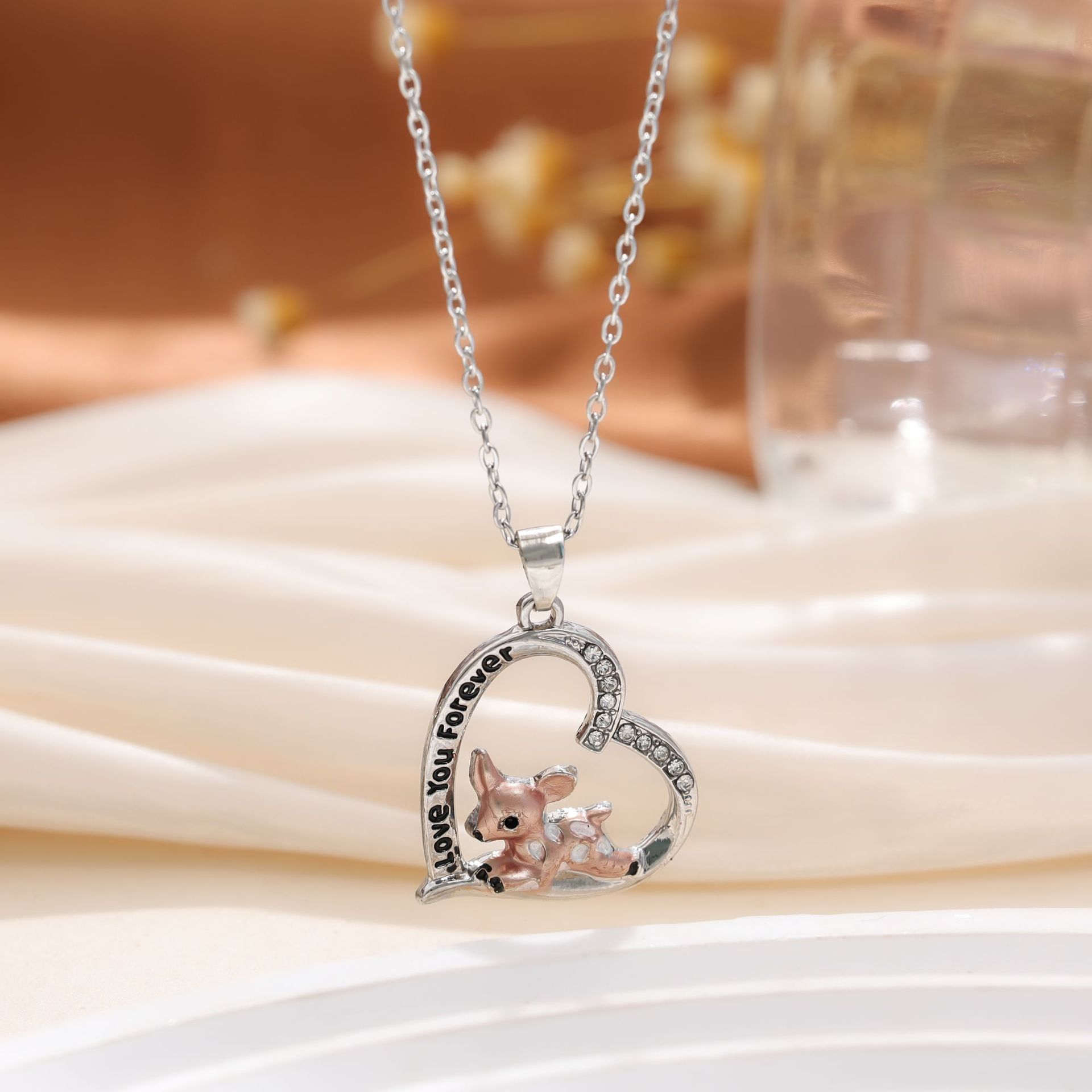 Venta caliente transfronteriza europea y americana colgante de amor de diamantes coloridos en forma de corazón collar de mujer collar de unicornio regalo del día de la madre
