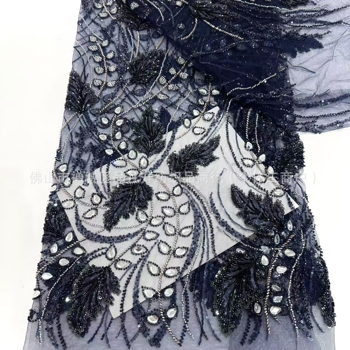 Hecho a mano DIY contraposición tubo de perlas bordado tela de cena de moda europea y americana V-collar tela de vestido de cola de pez