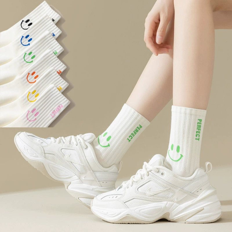 Белые женские хлопковые носки до середины икры, весенне-осенние, устойчивые к запаху, универсальные спортивные японские женские длинные носки до середины икры с смайликом дофамина
