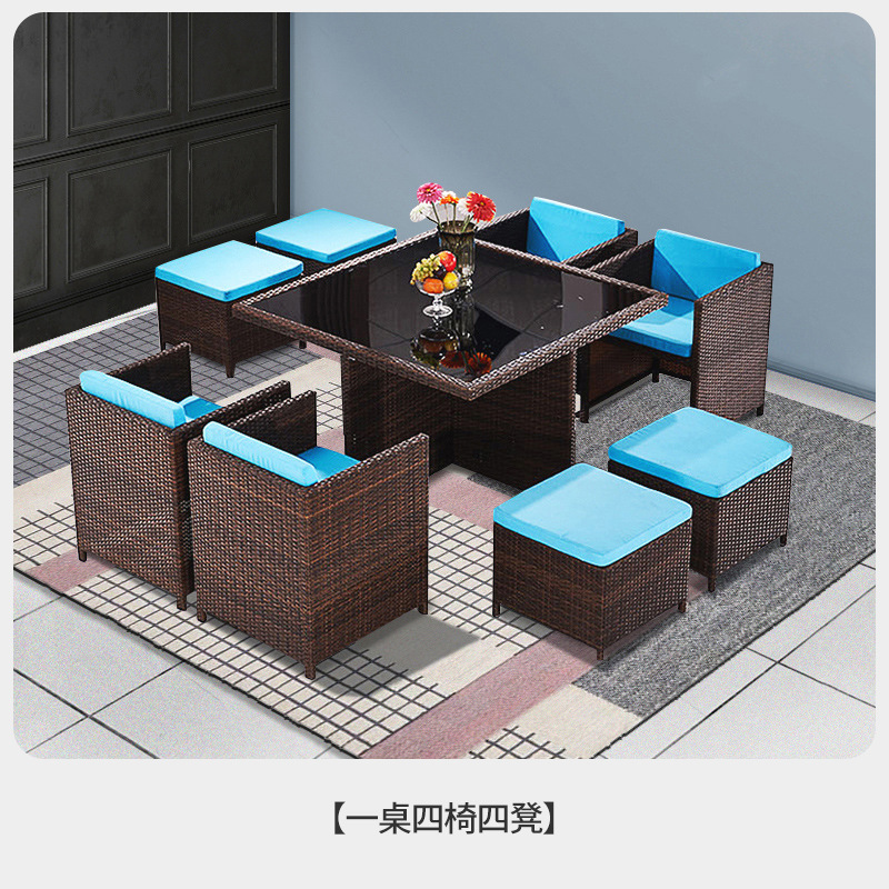 Una mesa, cuatro sillas y cuatro pedas