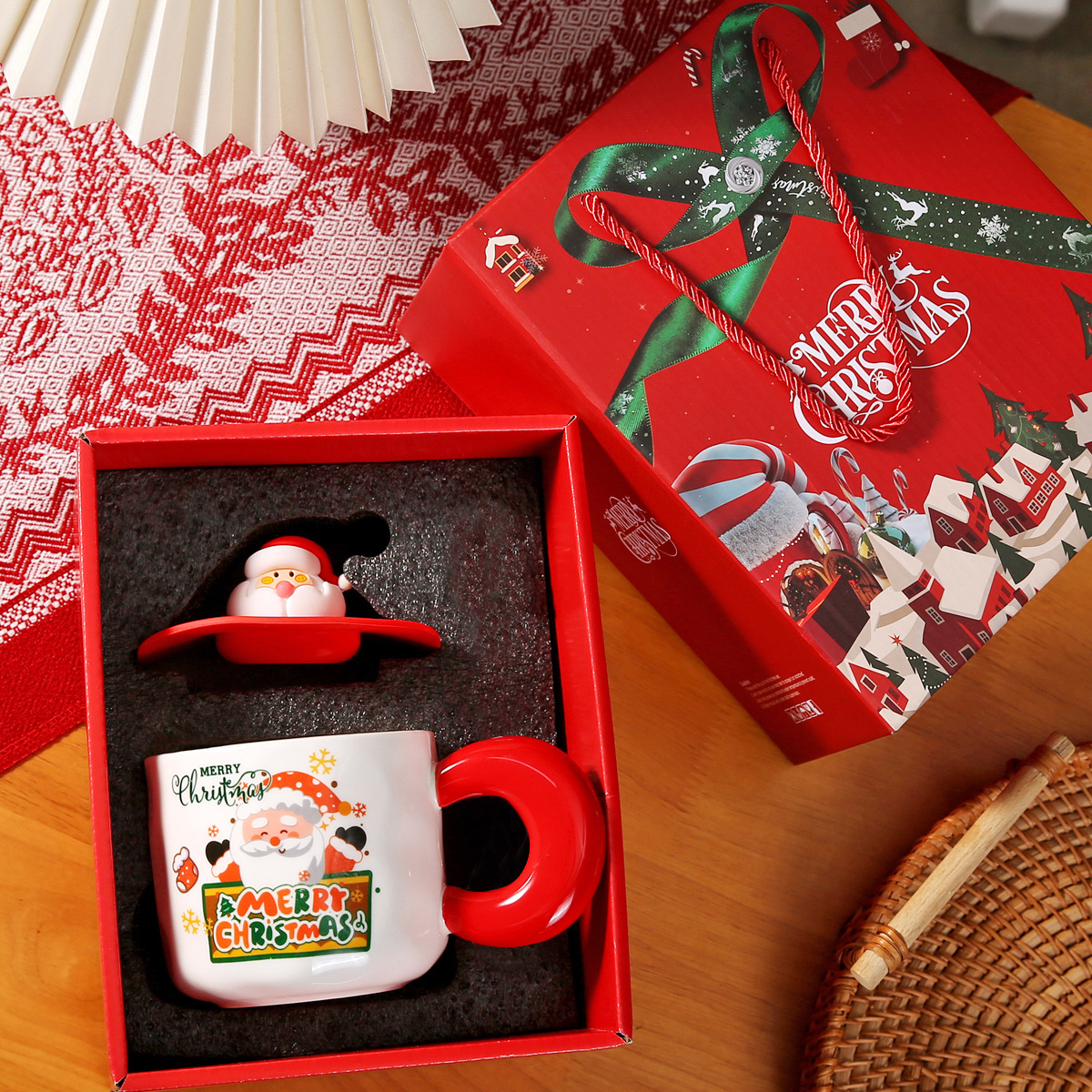 Taza de cerámica de regalo de Navidad transfronteriza Taza de agua creativa Logo impreso Regalo de mano Copas de Navidad para parejas