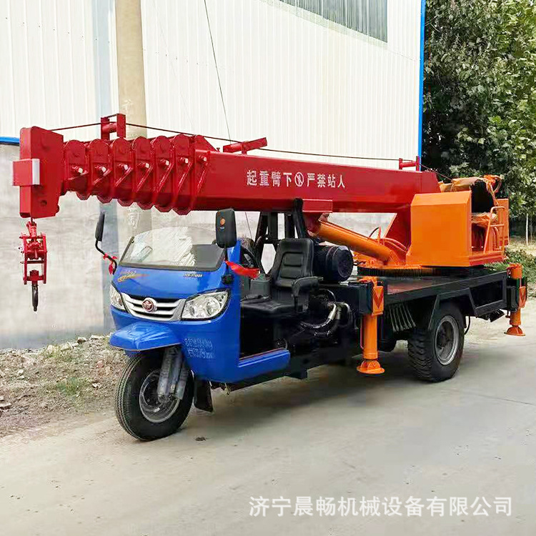供应三轮吊车厂 农用柴油三轮随车吊 五征底盘改装平板随车吊发货