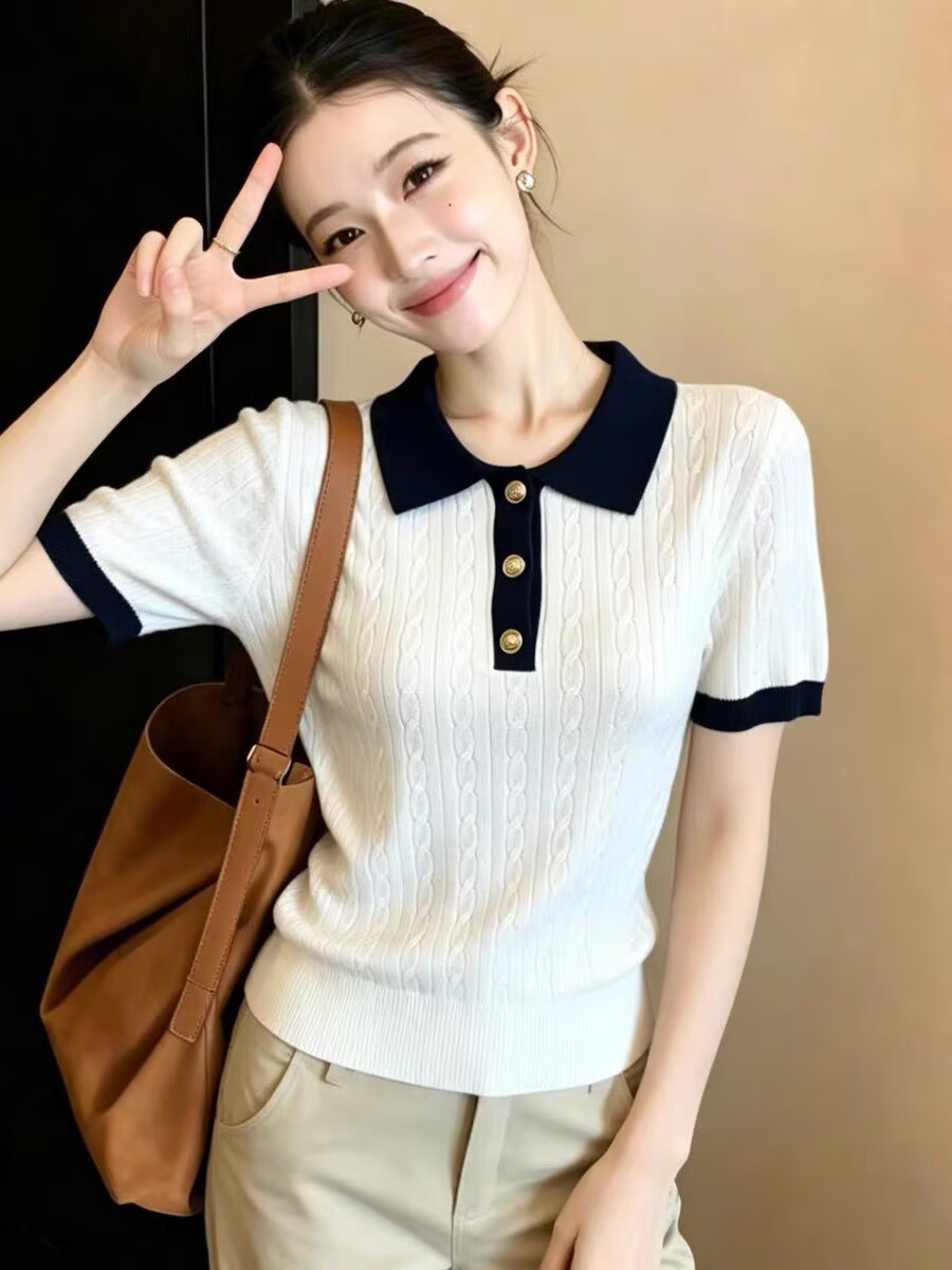 Áo thun nữ cổ polo ngắn tay phối sọc nổi bật, form chuẩn vai thon gọn — trắng
