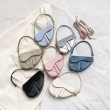 儿童斜挎包2024新款简约时尚女童PU马鞍包清新纯色百搭女童小包