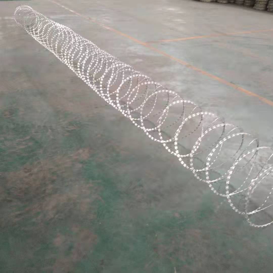 刮刀型刺网热镀锌 蛇覆式刀片刺网高锌滚刀刺网 工矿螺旋型刺线网
