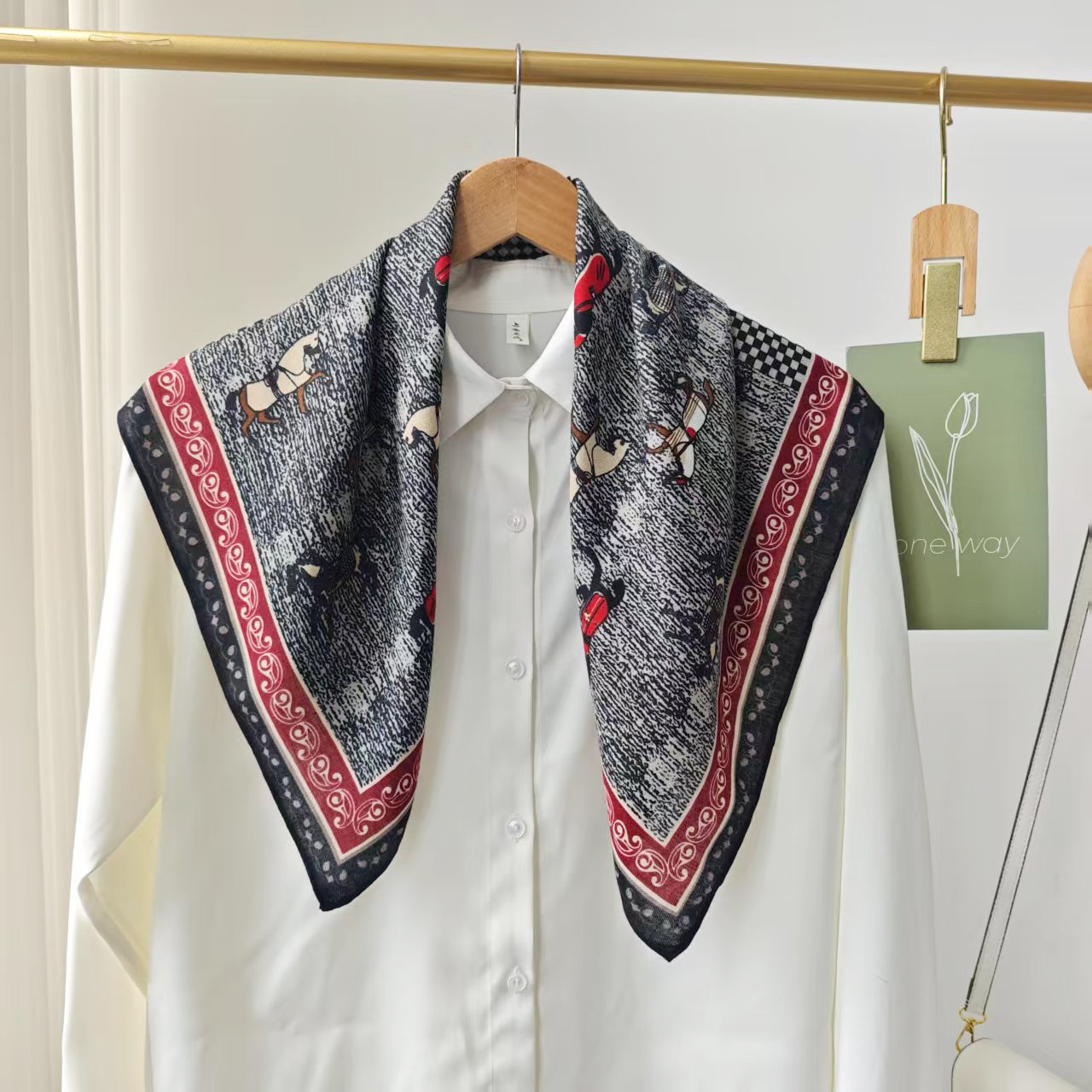 Pañuelo cuadrado pequeño de viaje de pony de estilo británico, bufanda de seda de cintura atada, bufanda ligera de textura suave para mujer, bufanda pequeña para el cuello de primavera y verano