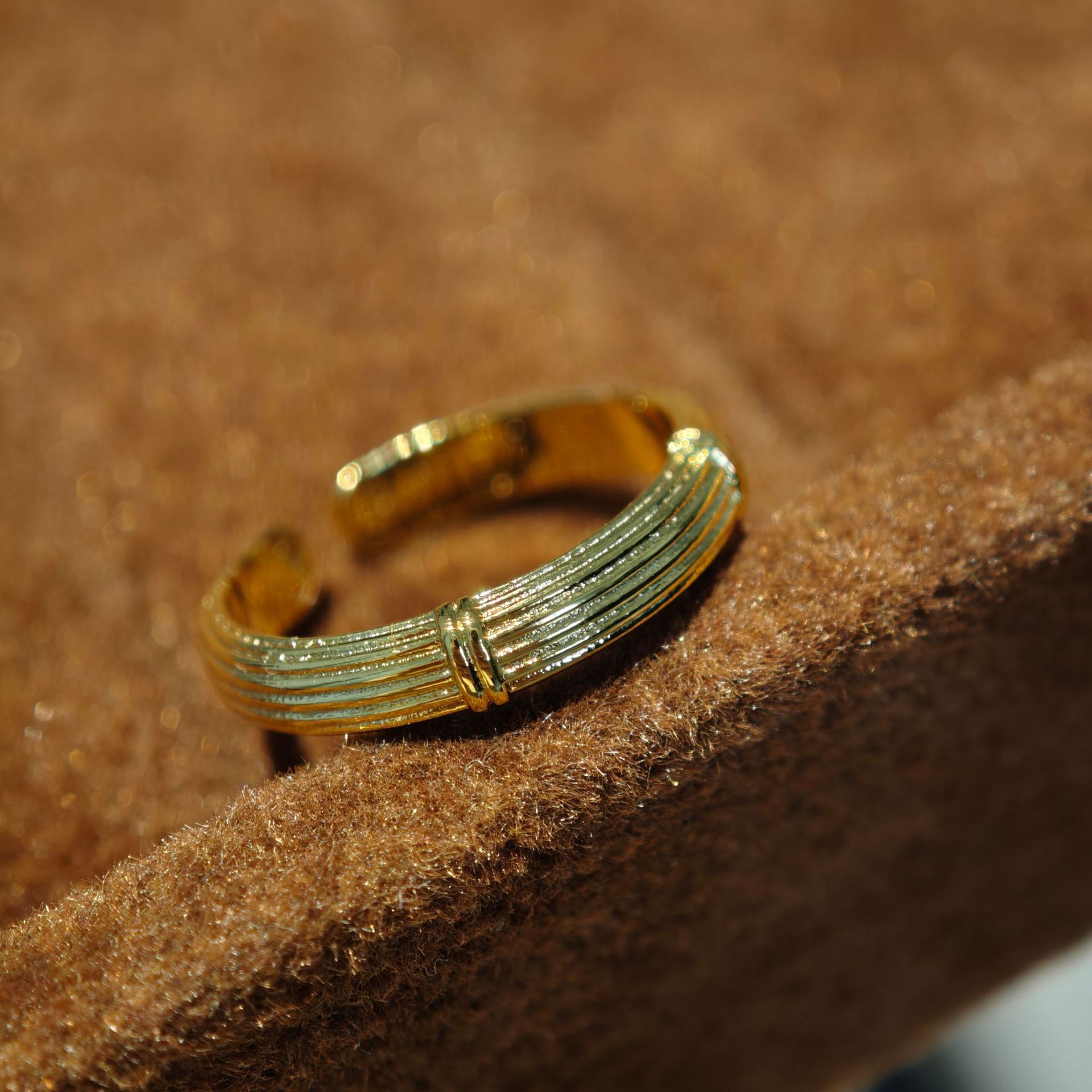 Bague d'index vintage en émail brossé clair, ornée de rubis et de diamants violets, style empilable, haut de gamme et polyvalente_voghion.com