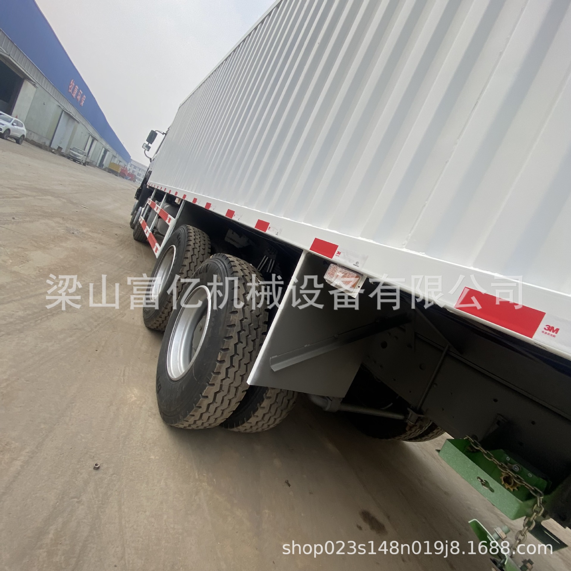 Exported to Africa: Sinotruk Howo Box-Type Truck with 12 Wheels (Four Front, Eight Rear), High Horsepower, Remanufactured Container Truck