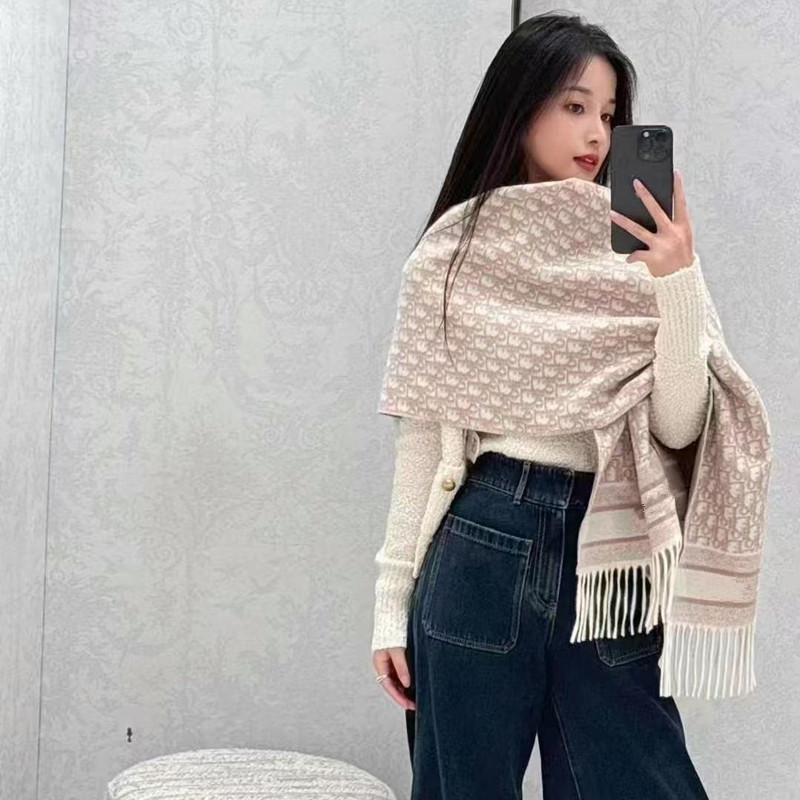 秋冬の新型D字のマフラーの女性はカシミヤのマフラーのフリンジの両面のマントをまねて保温して首を囲みます。