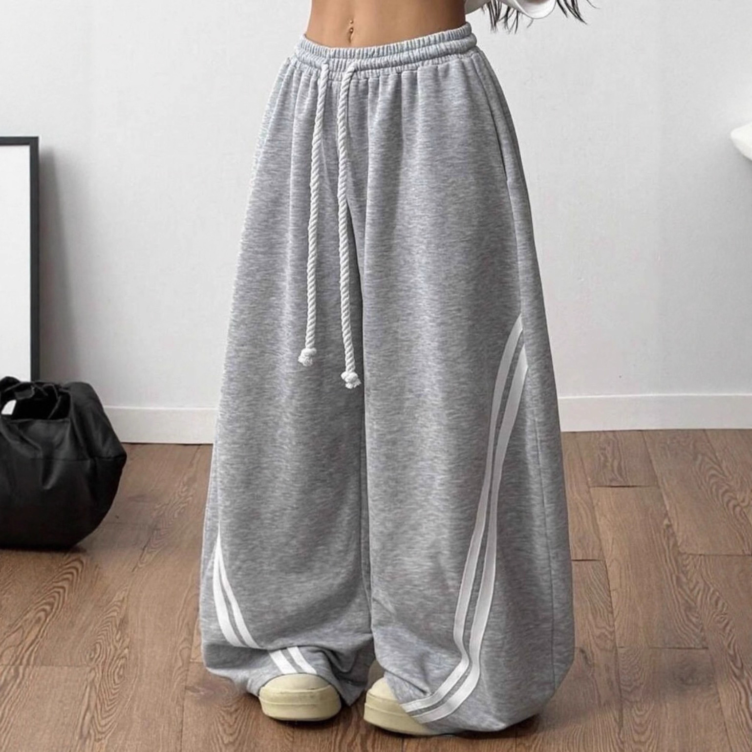 Comercio exterior transfronterizo calles rayas gris pantalones deportivos elásticos cintura casual suelta cintura alta piernas largas pantalones de trapaza