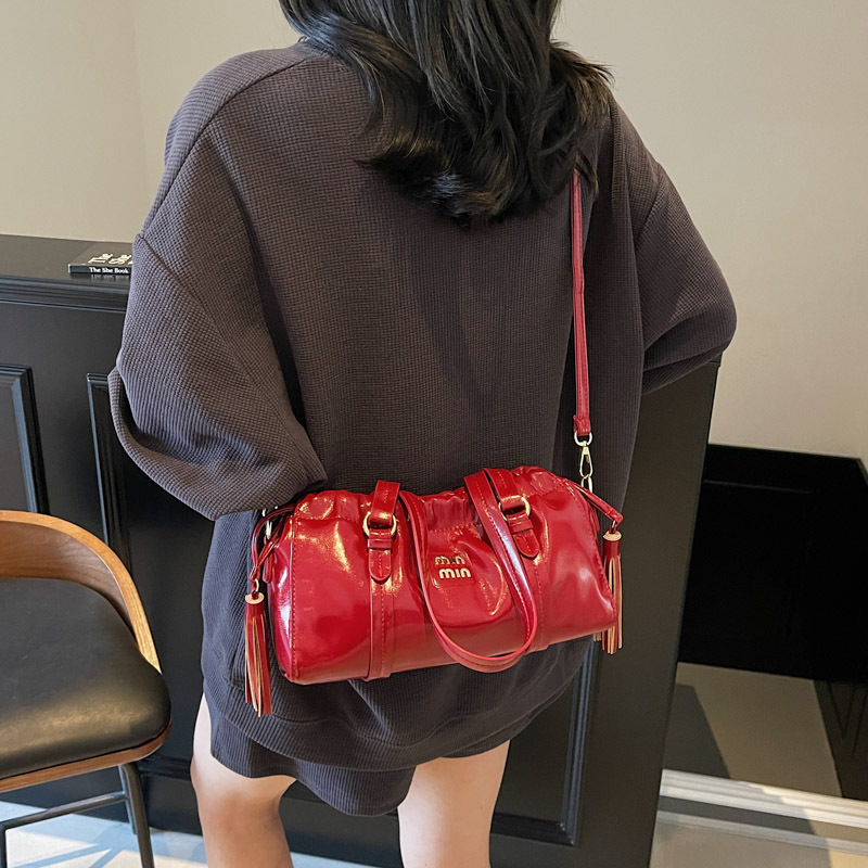Bolso femenino portátil de cercanías de palo francés francés retro, cuero de cera de aceite retro, cordón plisado, bolso de bola de masa casual de un solo hombro