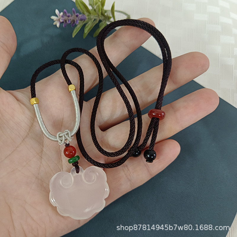 상단 비즈와 깊은 커피 로프 (28*25mm 정도) 가있는 흰색 옥수 양면 Ruyi 잠금 장치