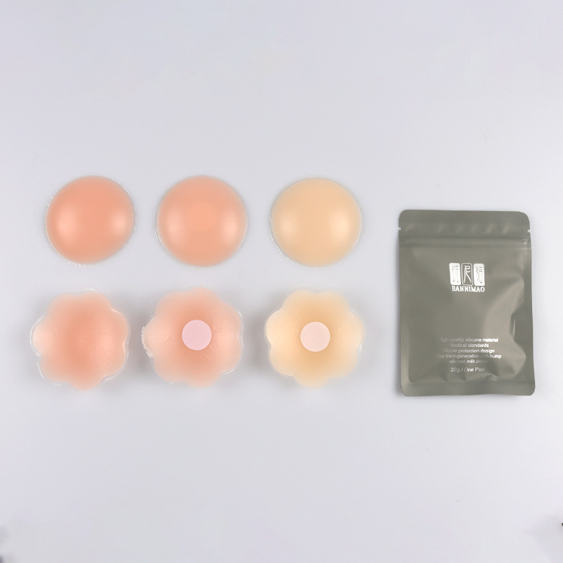 シリコンゴムの薄い肌の色の乳は凸点の乳首をくっつけて胸をくっつけて通気性を貼ります。|undefined