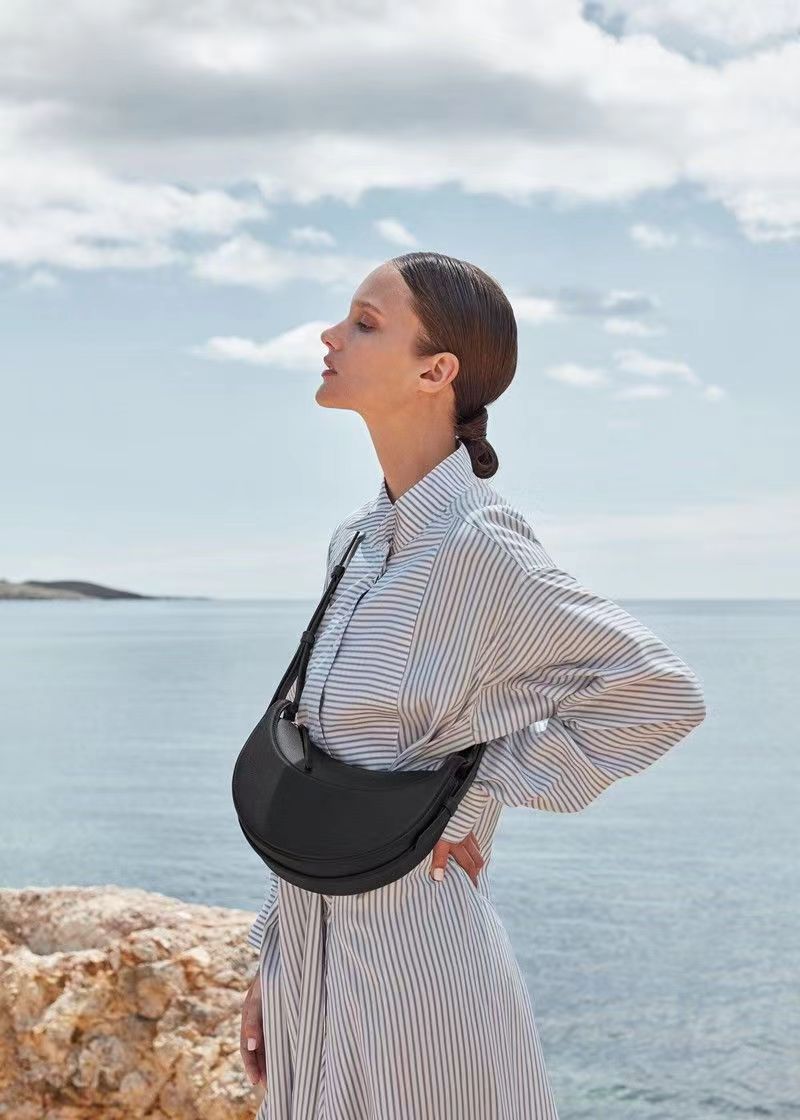 Borsa a spalla donna a mezzaluna con motivo litchi stile francese_voghion.com