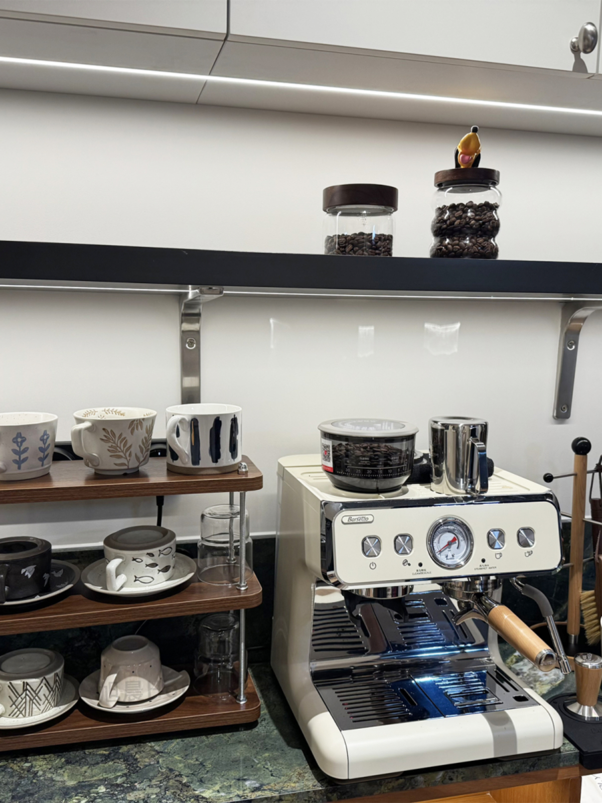 Café de madera sólida taza de esquina tablero de comedor barra de almacenamiento estante de tazas de agua utensilios de diseño de estante de exhibición