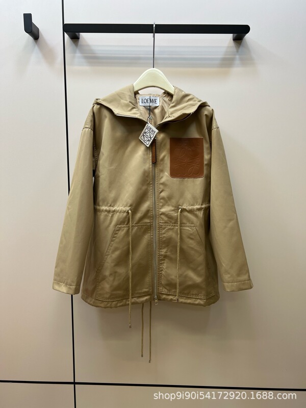23早秋の新商品の定番ロゴのロゴと帽子の紐を引いて腰のコートの帽子を収めてマントのデザインを開くことができます。|undefined