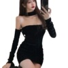 Off the shoulder black skirt， tight fitting waist and buttocks short skirt