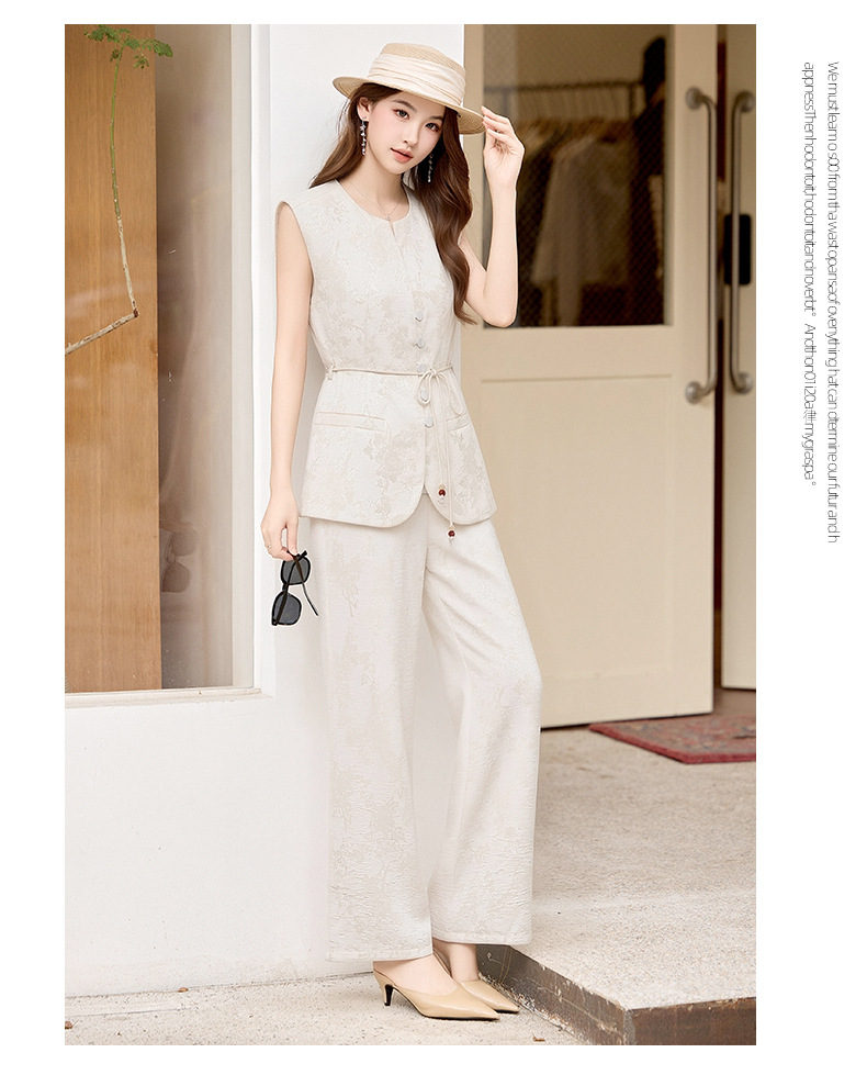 Bộ quần áo hai mảnh nữ phong cách tân cổ điển Trung Hoa – áo gile họa tiết jacquard kết hợp quần ống rộng — màu đen, màu trắng, màu vàng chi tiết 25