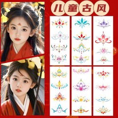 アンドロメダの古い額のプリントの眉間に漢服の古風な紋様を貼って子供の花の額に新年の化粧の顔を貼って貼ります。
