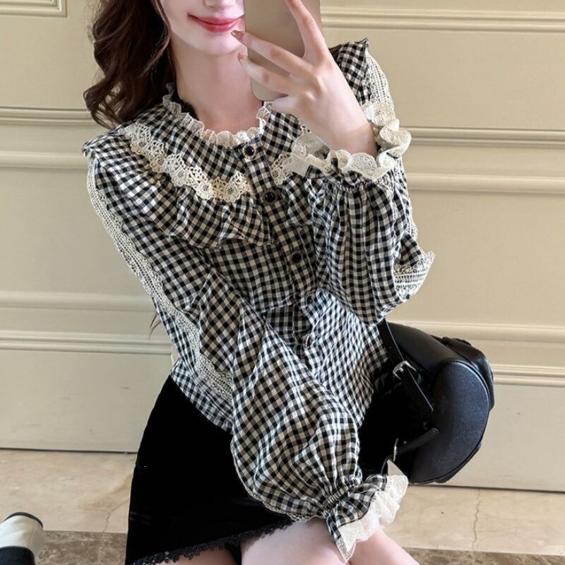 French-style retro black and white plaid shirt for women, featuring a stand-up collar, lace trim, ruffled hem, a fitted waist, and short, lantern sleeves French-style retro black and white plaid shirt for women, featuring a stand-up collar, lace trim, ruffled hem, a fitted waist, and short, lantern sleeves