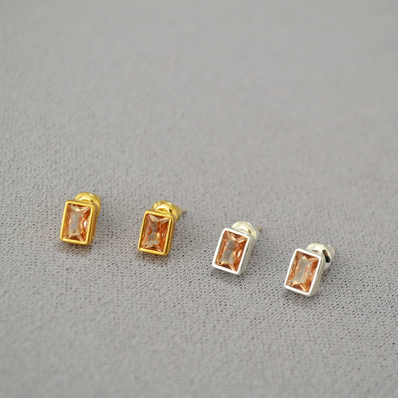 Серьги-гвоздики из позолоченного серебра 925 пробы с коричневым кристаллом и цирконием