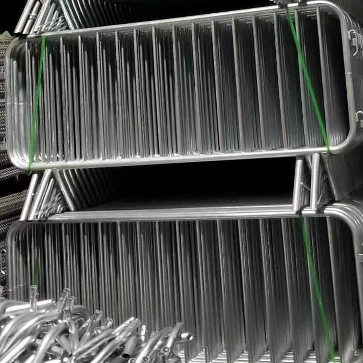 优惠道路临时护栏热镀锌喷涂公路黄铁马护栏人群活动镀锌铁马护栏