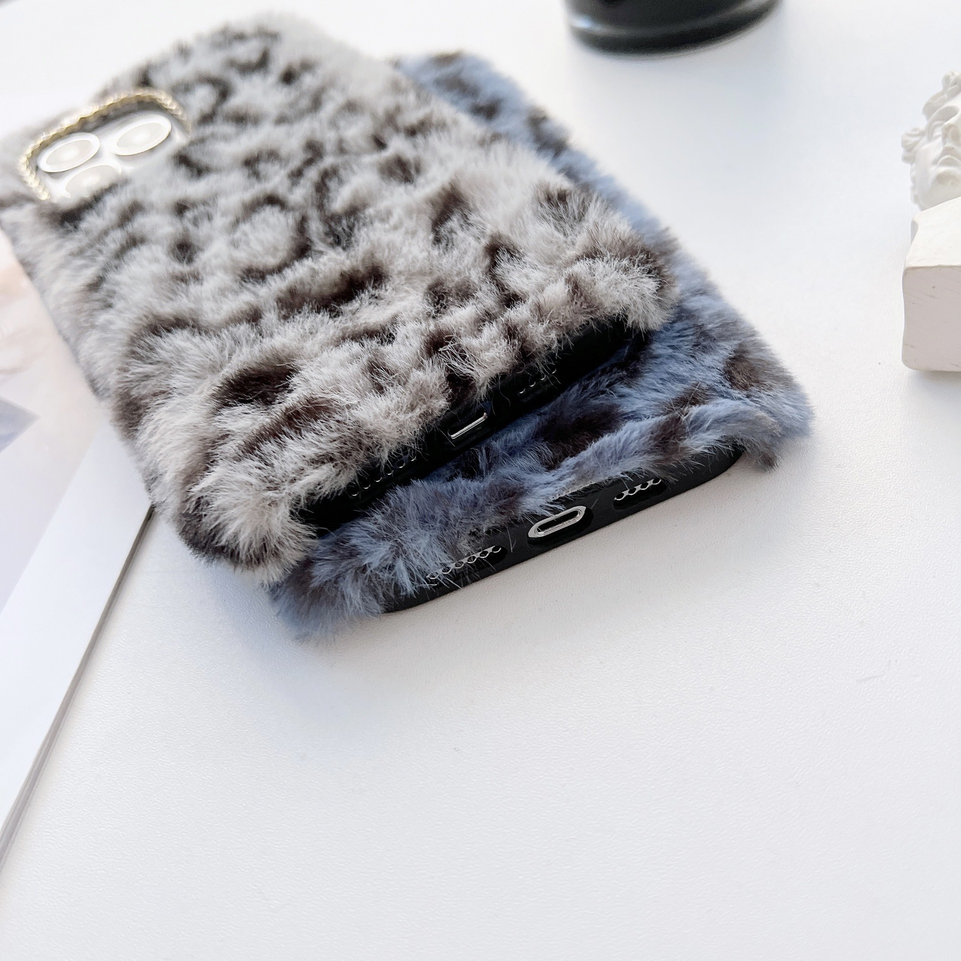 Suitable for iPhone 15 Pro Colorful Leopard Pattern Phone Case Apple 13 Warm Hand Plush_voghion.com