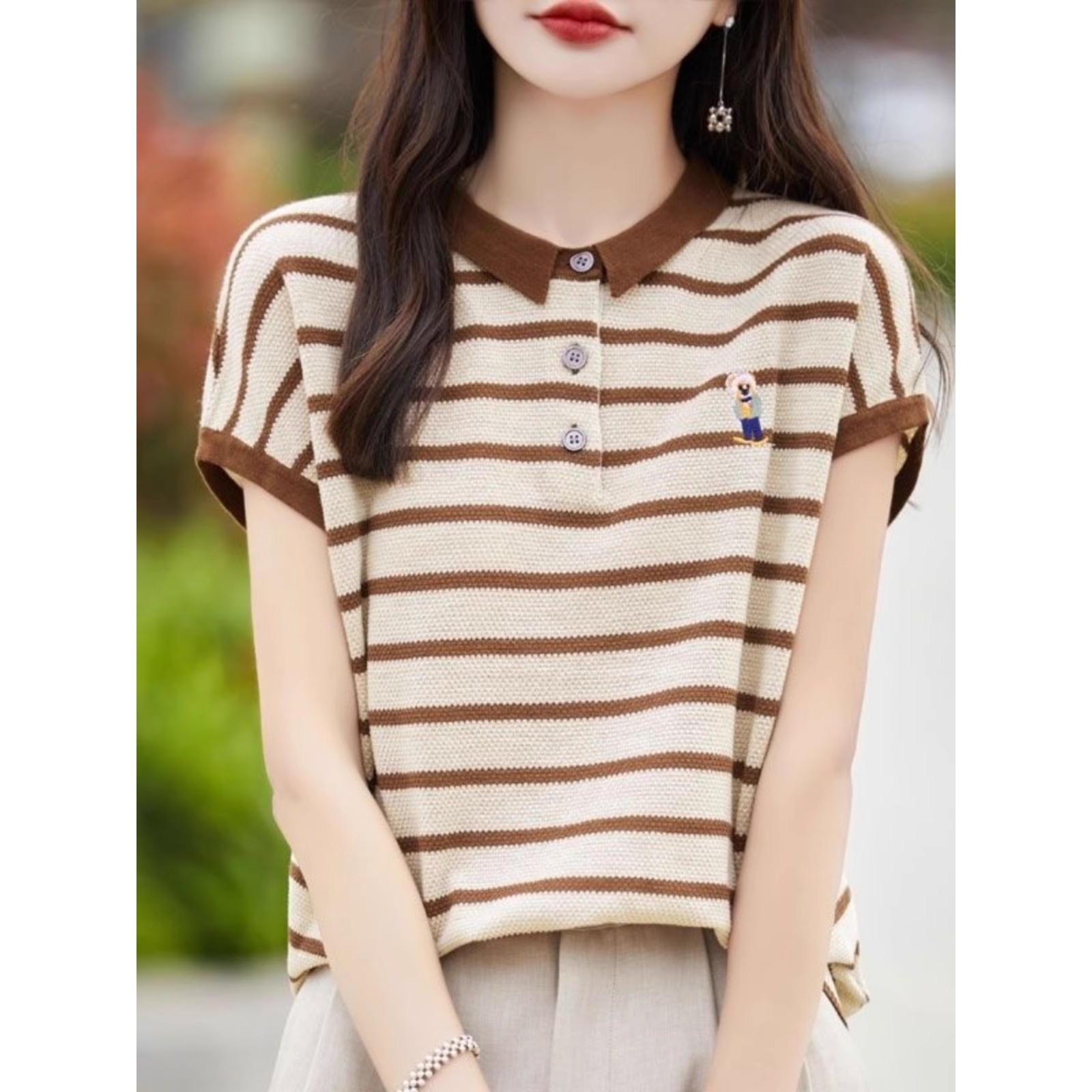 Áo thun nữ ngắn tay kẻ sọc cổ POLO dệt kim form rộng tôn dáng — Màu đen
