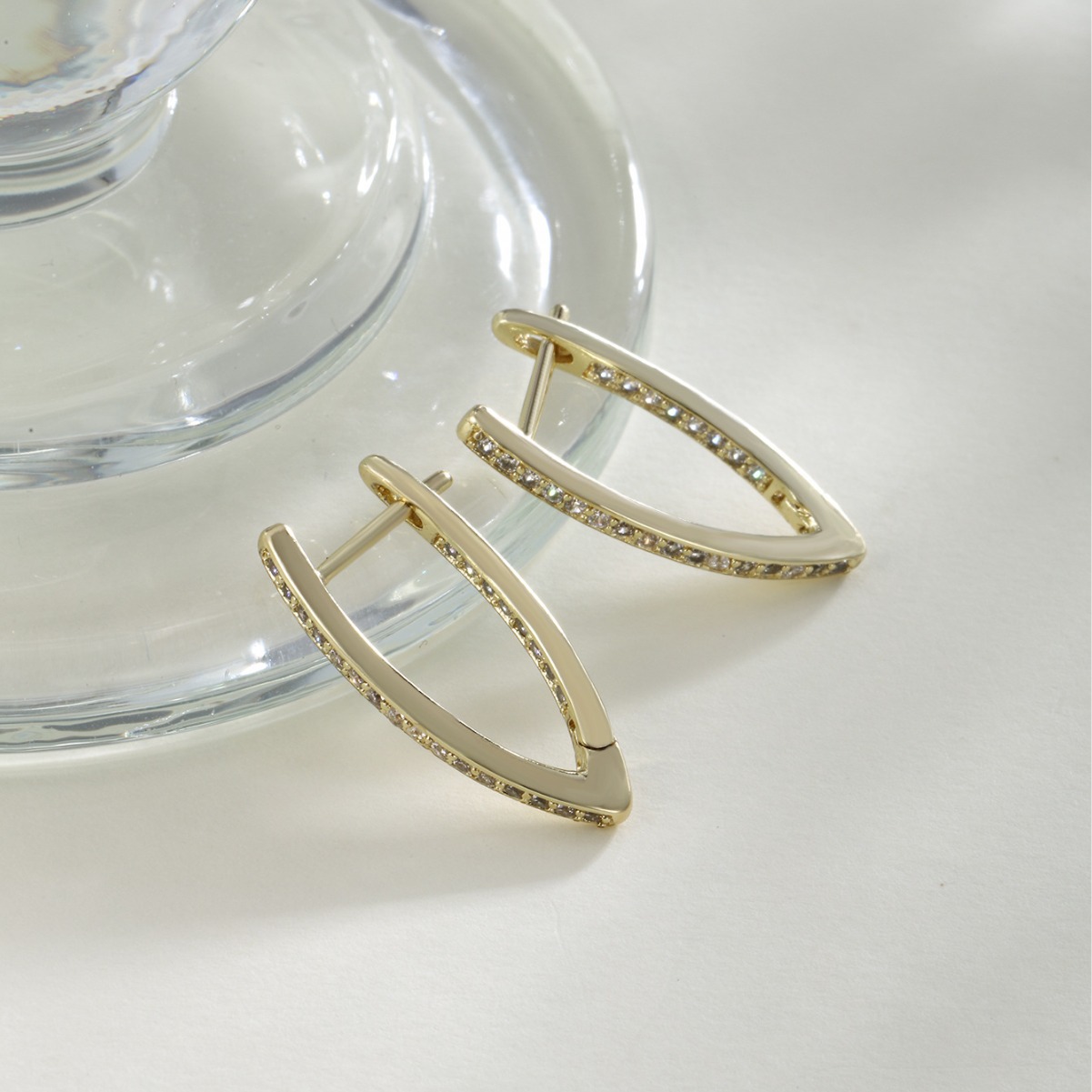Xuping estilo ruso sencillo aretes de diseño en forma de V mujer nicho transfronterizo de lujo ligero pendientes personalizados