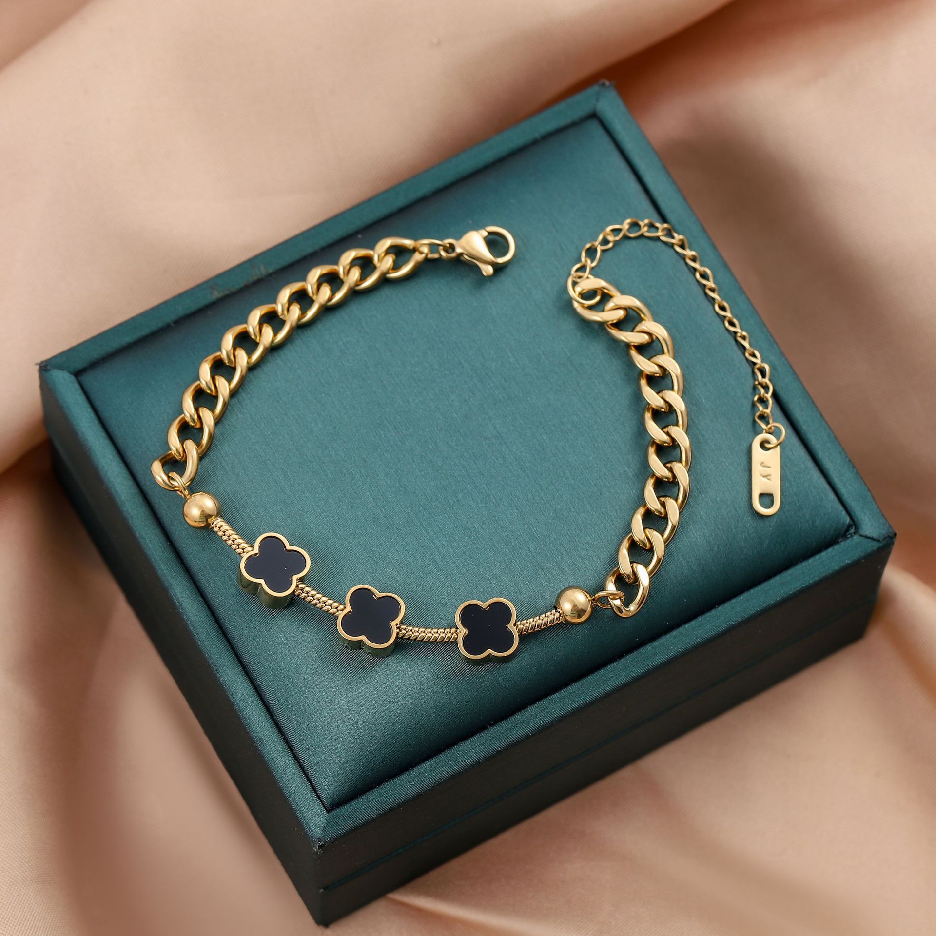 Pulsera de cuatro hojas de acero de titanio de moda simple nicho europeo y americano pulsera de alto nivel ligera de lujo temperamento joyería al por mayor mujer
