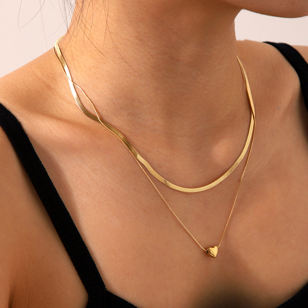 Cadena de cuchilla europea y americana transfronteriza Cadena de hueso de serpiente Collar de doble capa de acero inoxidable Colgante de amor Collar Moda Cadena de sentido avanzado