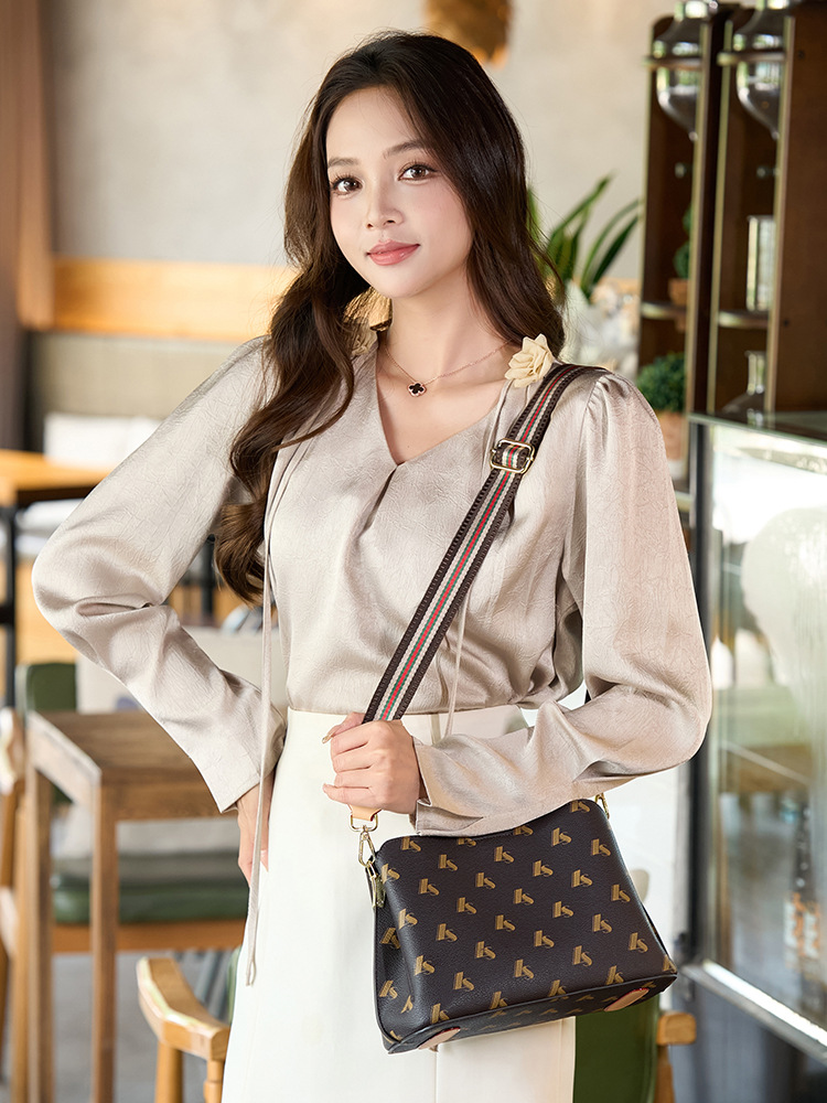 Túi đeo chéo nữ in họa tiết retro phong cách sang trọng — nâu