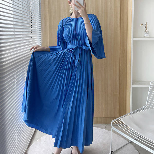 Autumn small design elegant dress with a round collar
