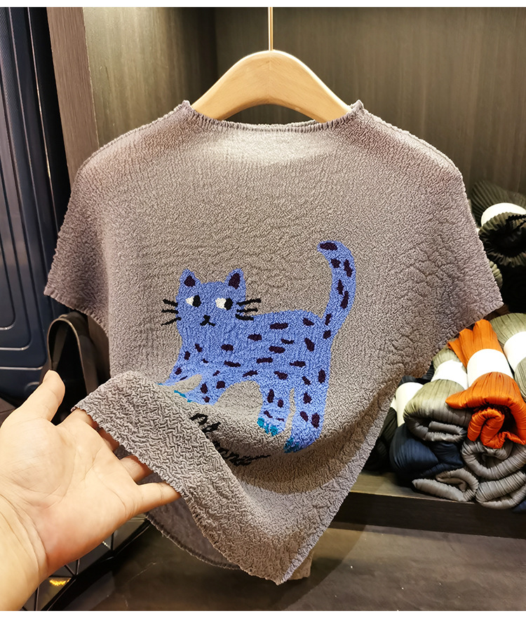 Áo thun nữ cổ tròn xếp ly nhẹ mỏng họa tiết mèo hoạt hình jacquard — đen, Màu trắng nhạt, màu xám chi tiết 12