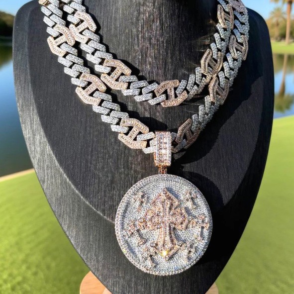 Iconic Cuban Link Chain Necklace For Men With Pendant Symbol_voghion.com