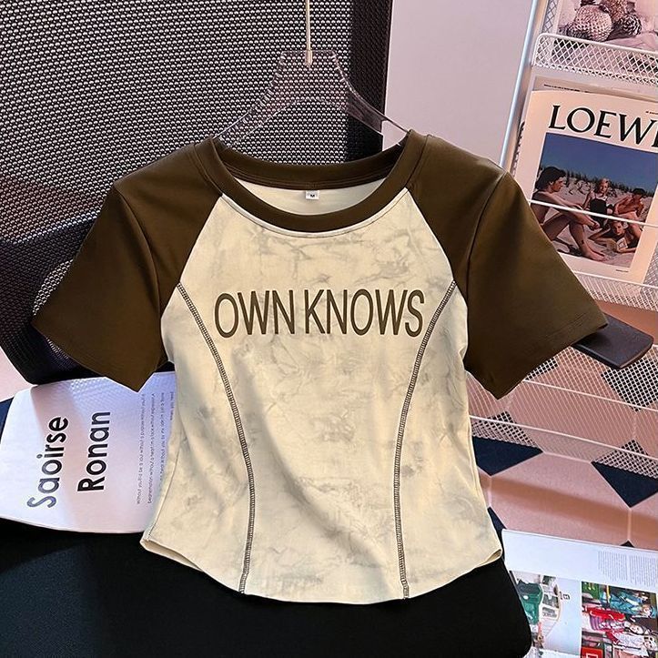 Camiseta de manga corta con sentido de diseño decorativo de línea brillante de color de contraste americano para mujer verano 2024 nuevo estilo suelto y delgado top de talla grande