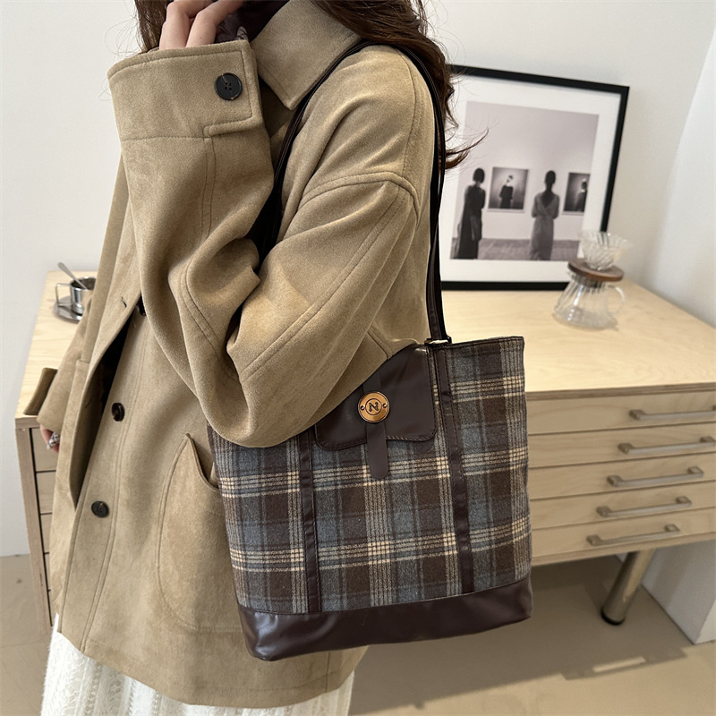 Bolsas de invierno a cuadros de gran capacidad para mujeres otoño y invierno 2024 nueva moda retro bolsas de tote versátiles mochila de hombro casual