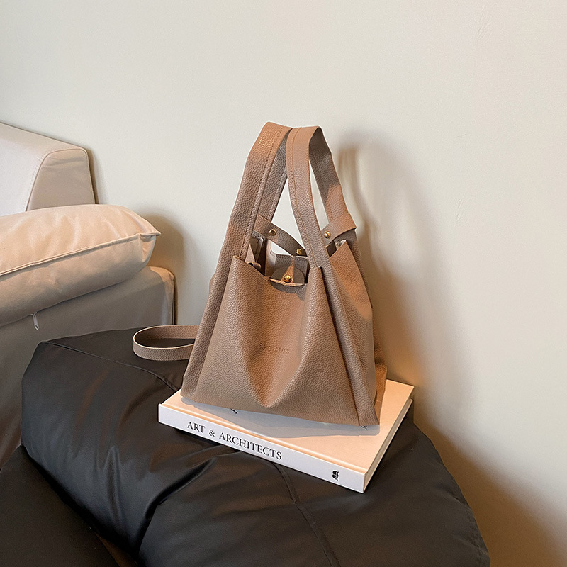 Bolso bandolera mujer elegante con textura litchi de moda_voghion.com
