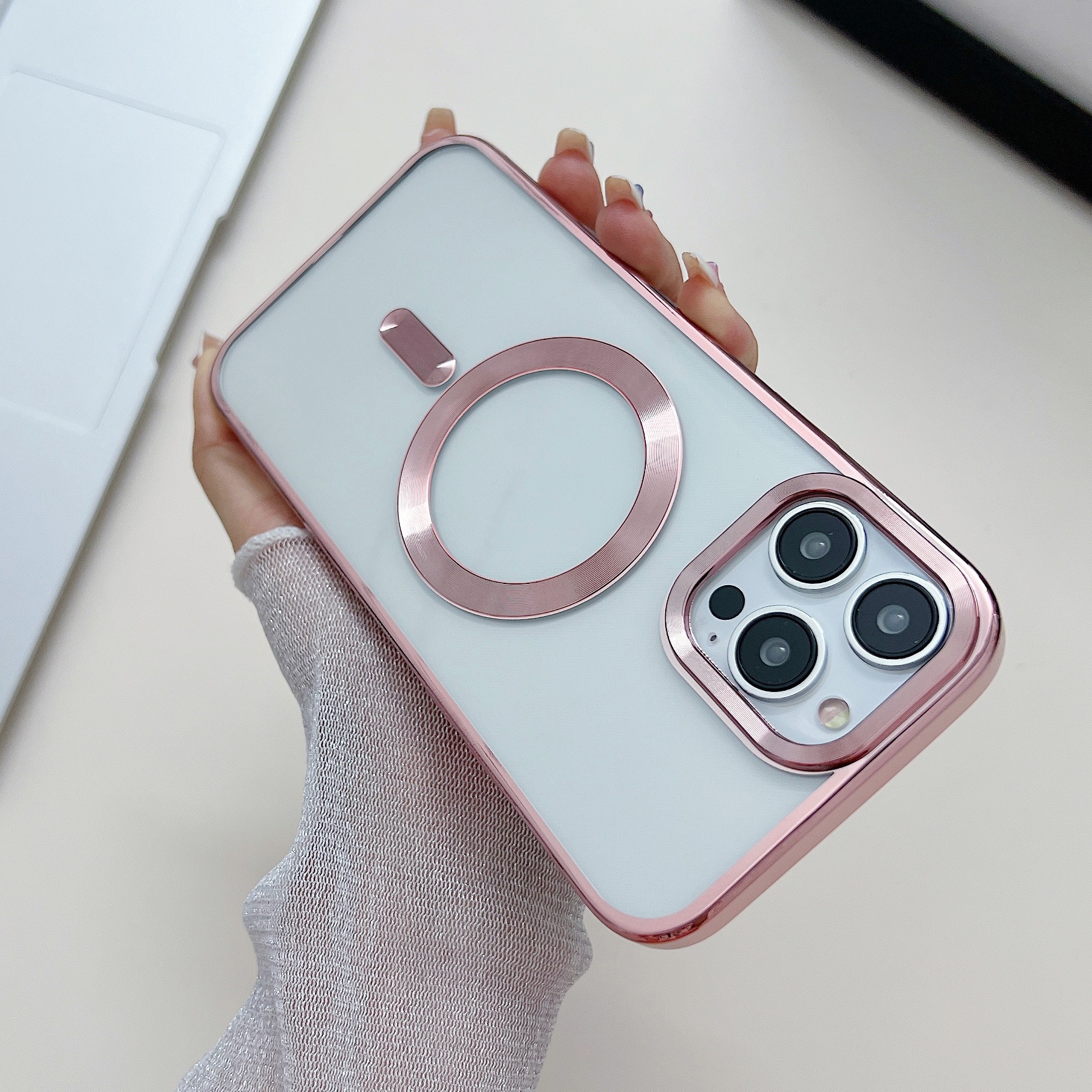 Funda para teléfono móvil Apple 16 galvanoplastia magnético iPhone14 color sólido escudo dorado 15promax funda protectora de silicona