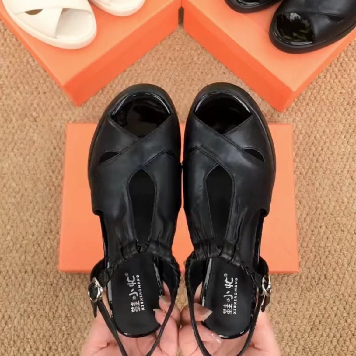 Sandal nữ da thật peep-toe quai chữ T gót vừa — Màu đen