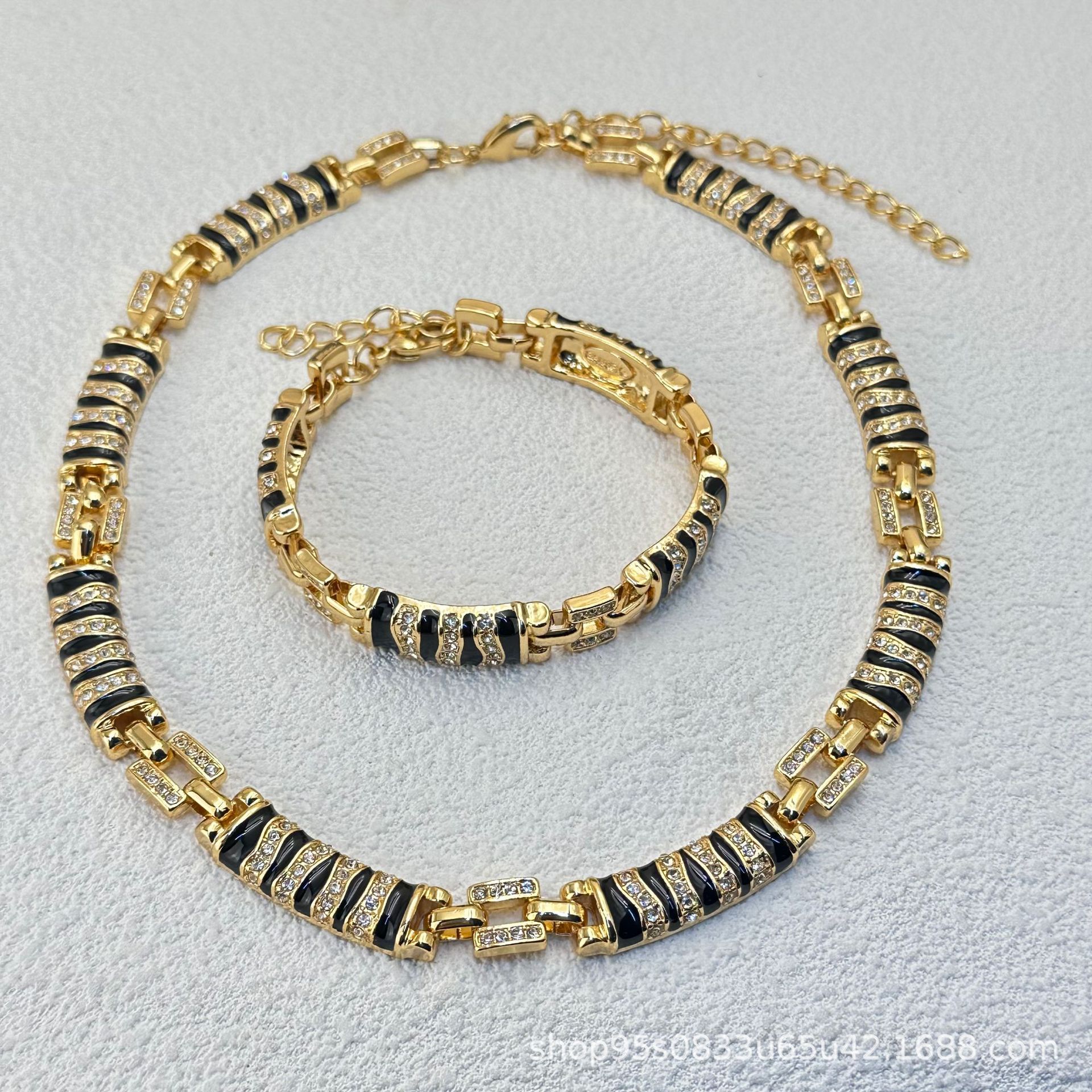 Middle -aged Vintage Western Palace Wind Plating True Golden Black…