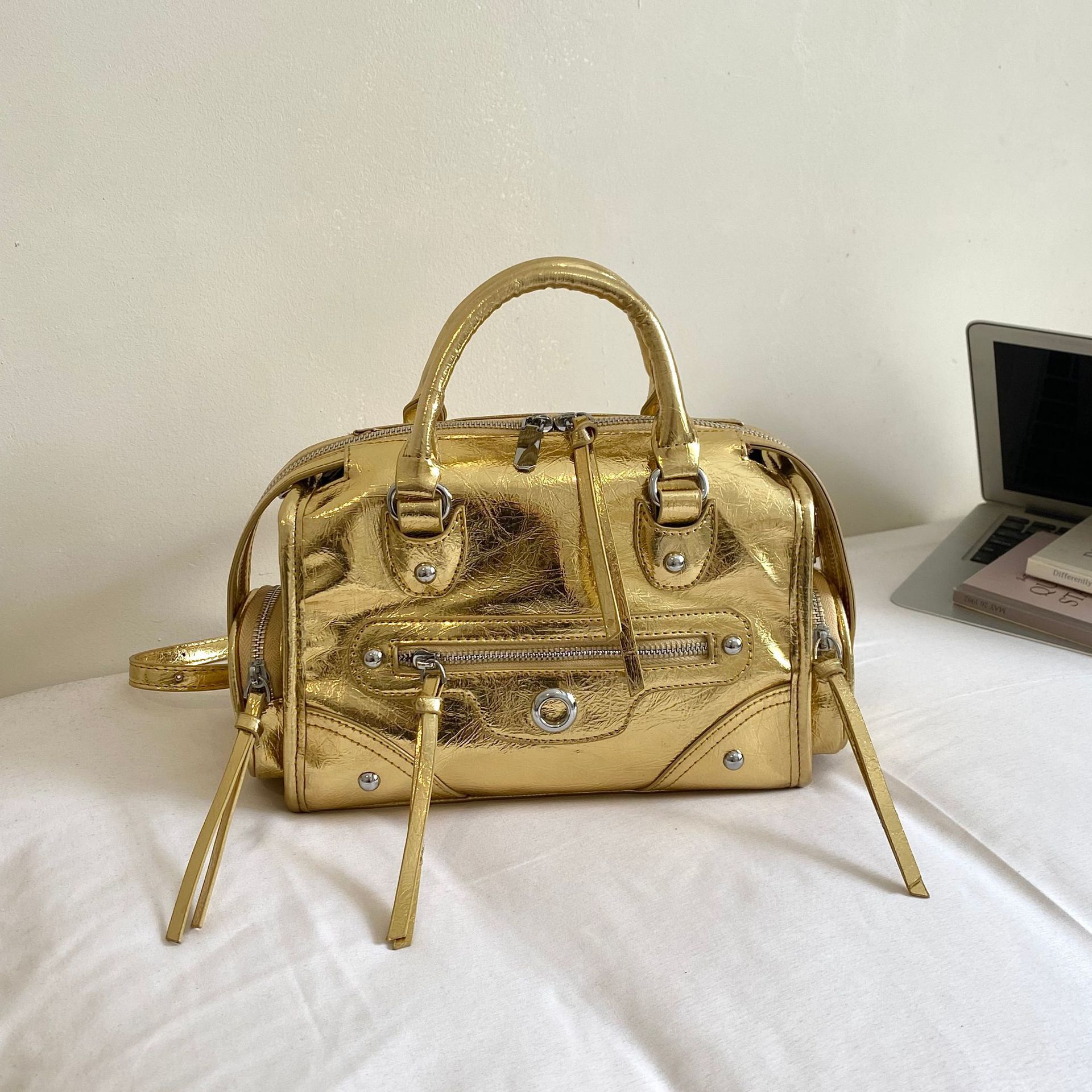 Bolsas de motocicleta retro transfronterizas de moda extranjera bolsas de remaches diarias Europa y América bolsas de hombro de Boston