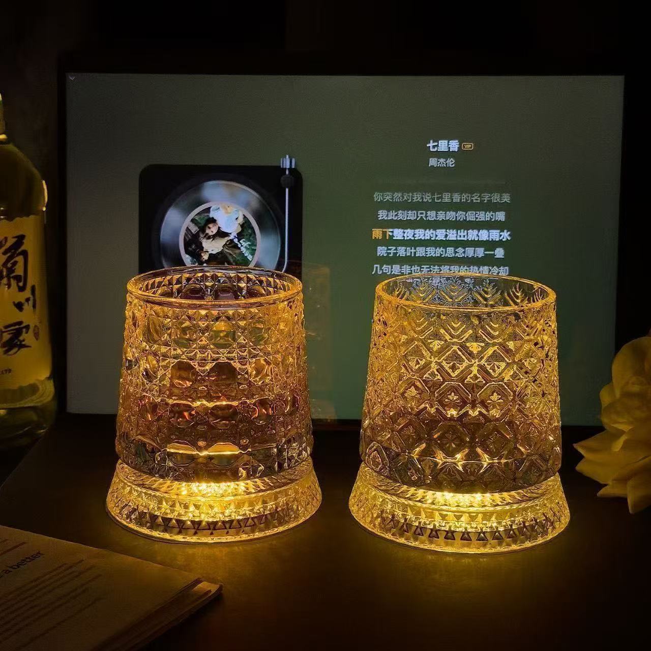 Vaso de whisky de alto valor con base explosivo vaso de vidrio luminoso giratorio tumbler vaso de cerveza giratorio vaso de agua
