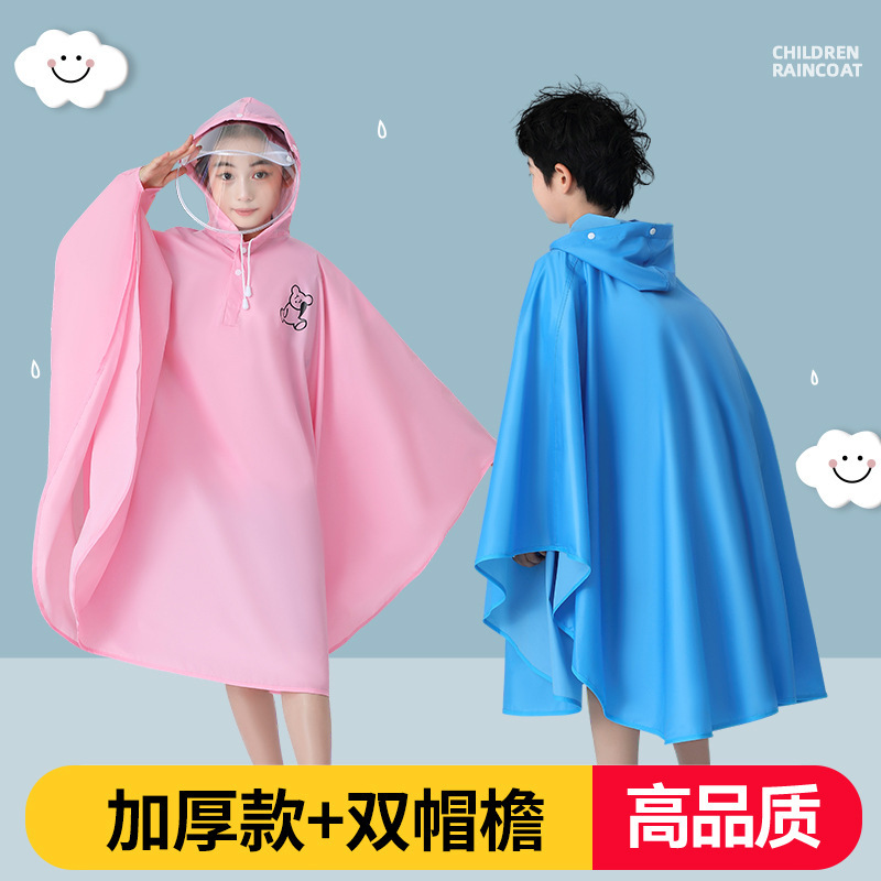 子供用レインコートを厚くして、子供用のカバンを持っています。子供は学校に行きます。|undefined