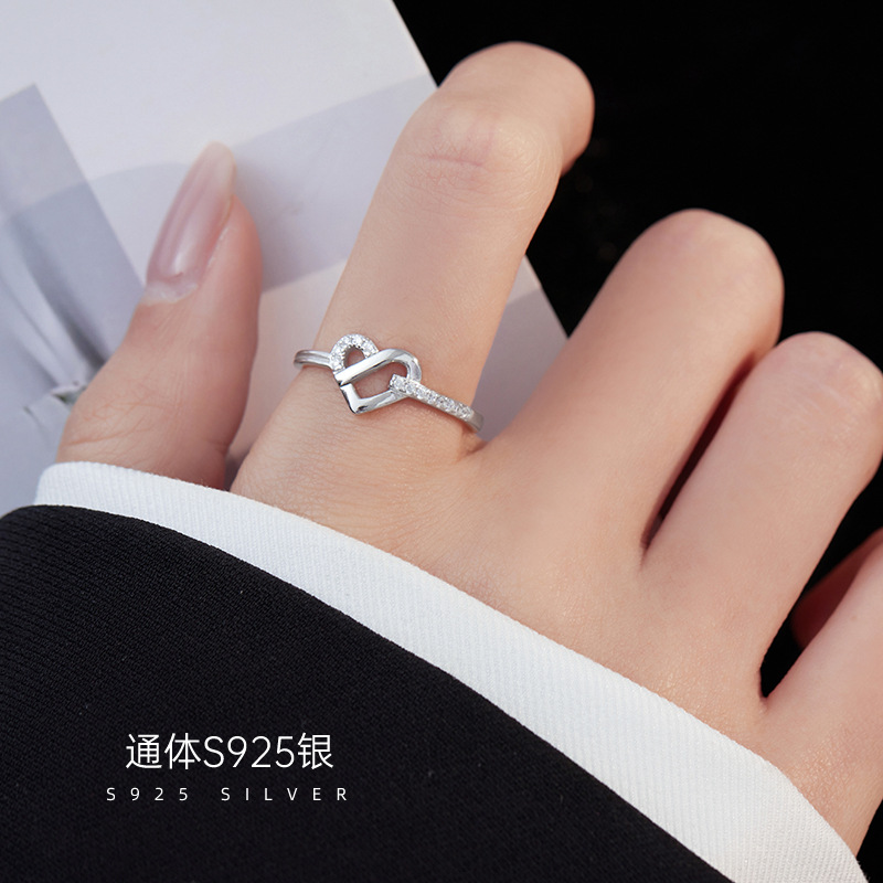 Fashionable universal retro ring heart shaped