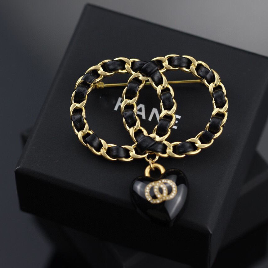 Xiaoxiang Brooch Love Chain [New Double C Leather Brooch] Classic Logo Love Pendant Leather Crystal Diamond